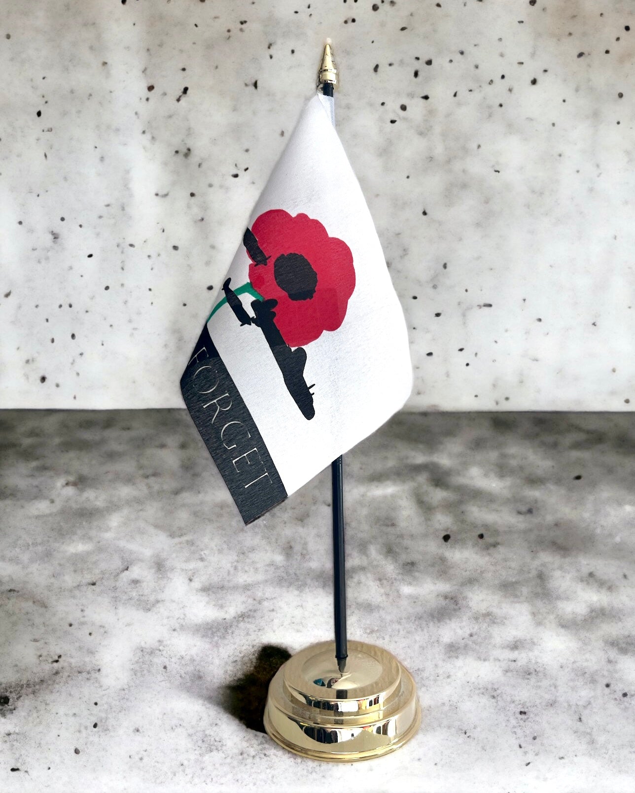 LEST WE FORGET (RAF VERSION) TABLE FLAG GOLDEN BASE 15cm x 10cm (25cm tall)