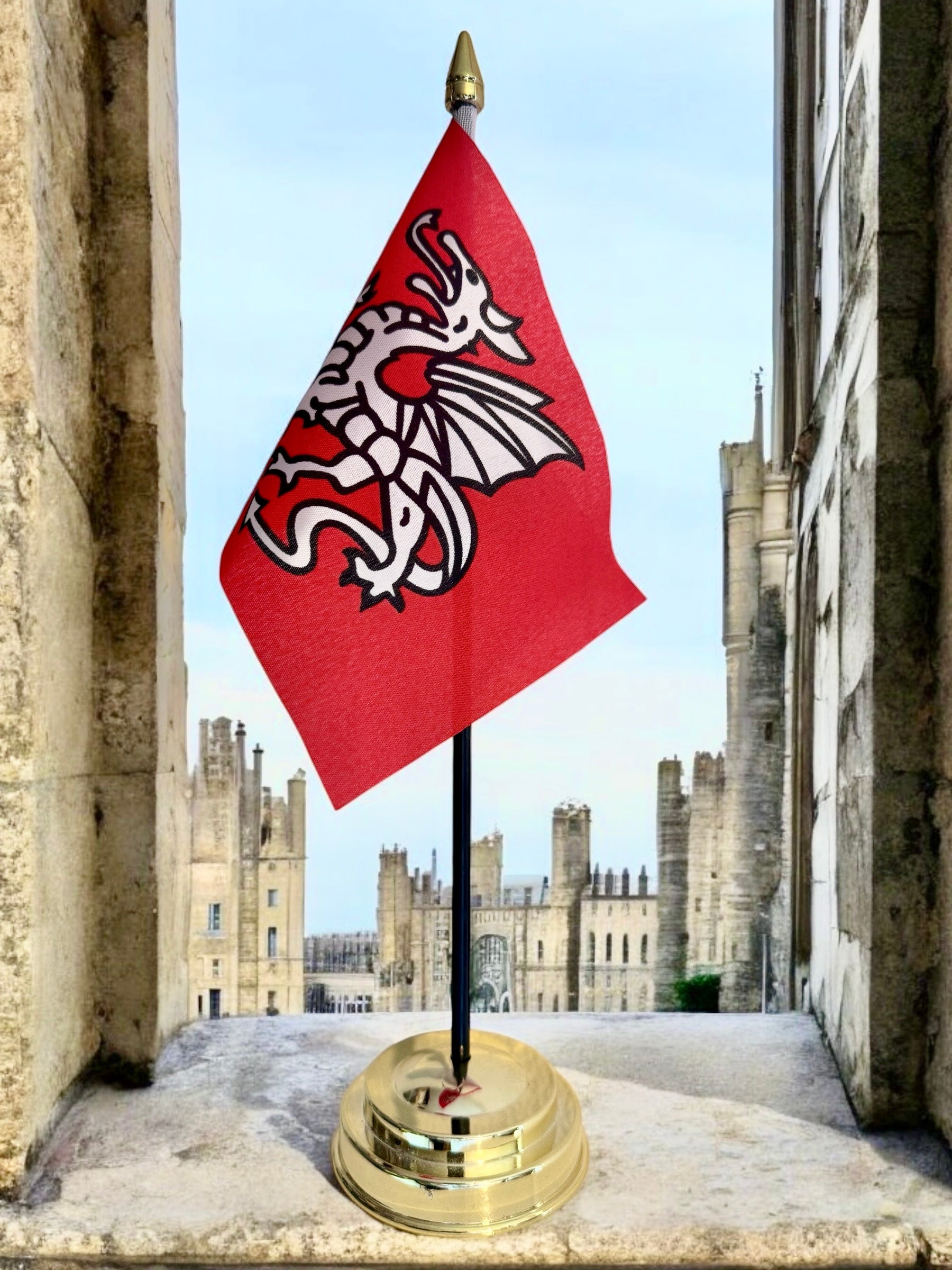 ENGLISH WHITE DRAGON (A) Pendragon TABLE FLAG 15cm x 10cm WITH FLAT BASE 25cm tall