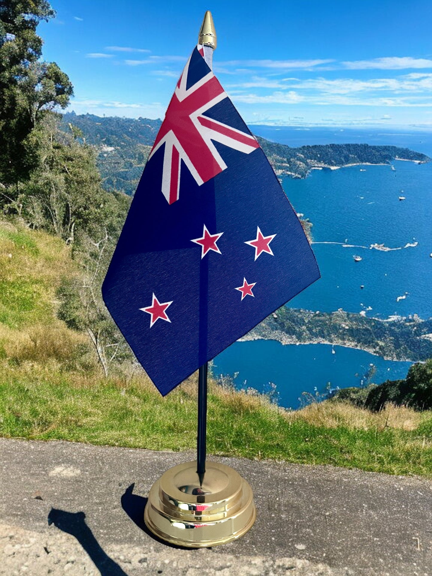 NEW ZEALAND TABLE FLAG 6"X4" 15cm x 10cm WITH FLAT GOLDEN BASE 25cm tall