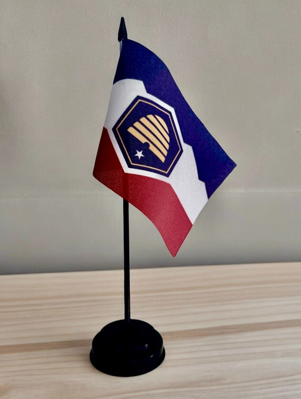 UTAH USA STATE TABLE FLAG 6"X4" 15cm x 10cm WITH FLAT BLACK BASE 25cm tall